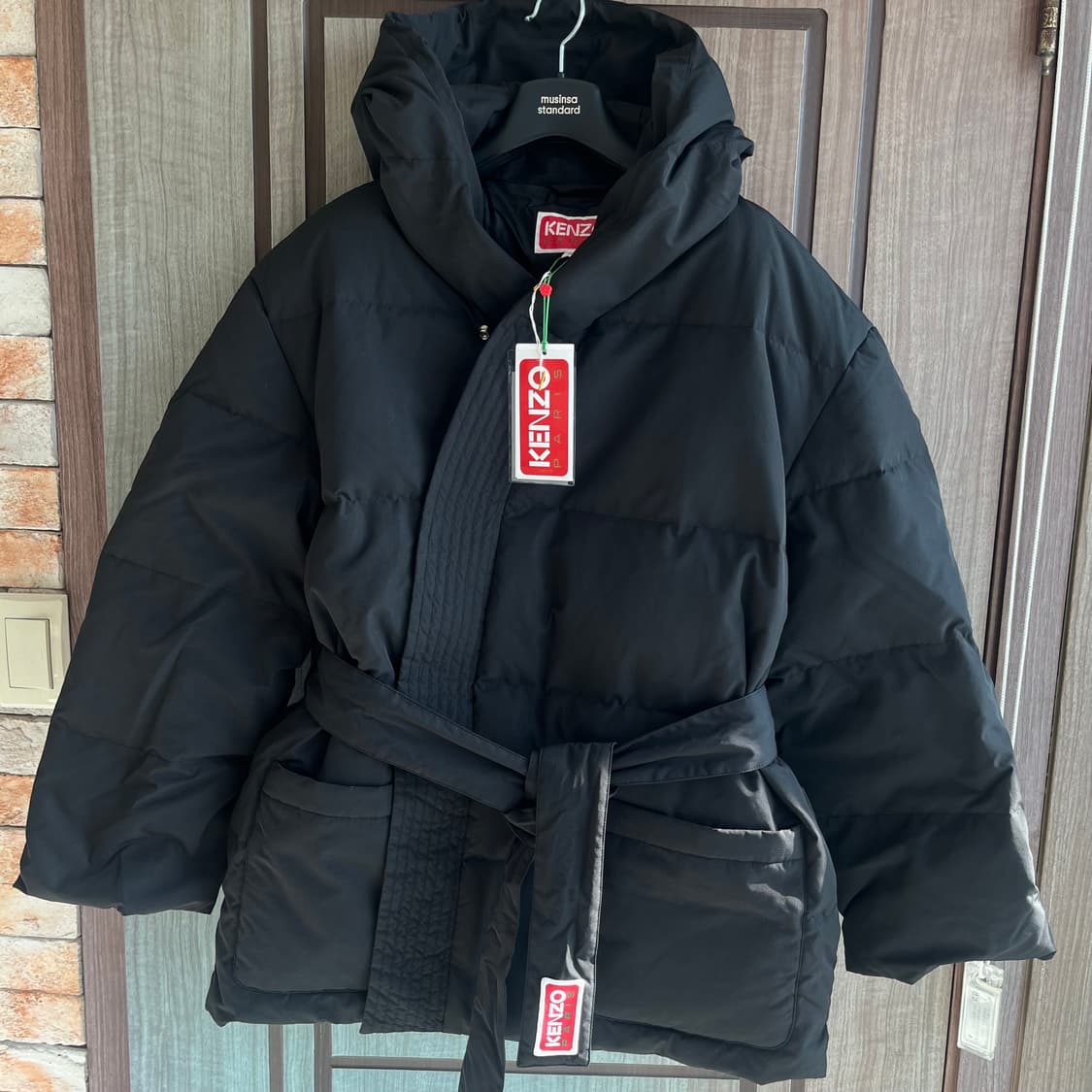 새상품(M)겐조 기모노 벨티드 랩 후드 다운 패딩 블랙 상품이미지1