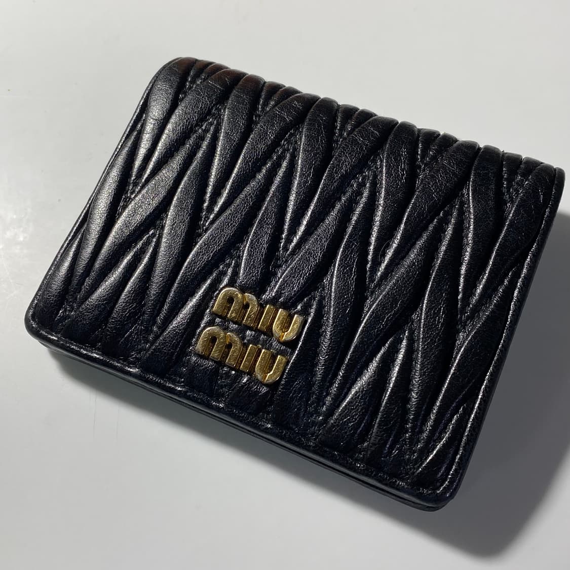 [정품] MIU MIU 미우미우 마테라쎄 나파레더 컴팩트 반지갑 상품이미지1