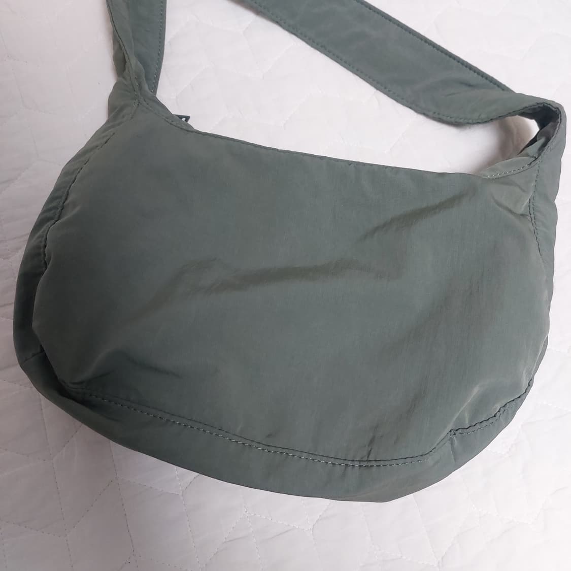 코스 나일론 크로스바디 새들백 다크 그린 상품이미지4