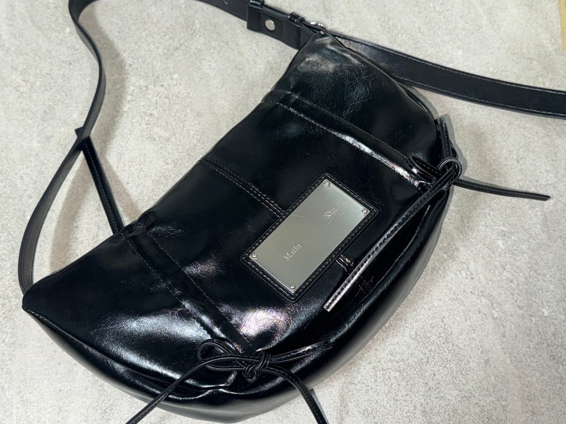 마뗑킴 하프 셔링 리본 라운드백 블랙 상품이미지1