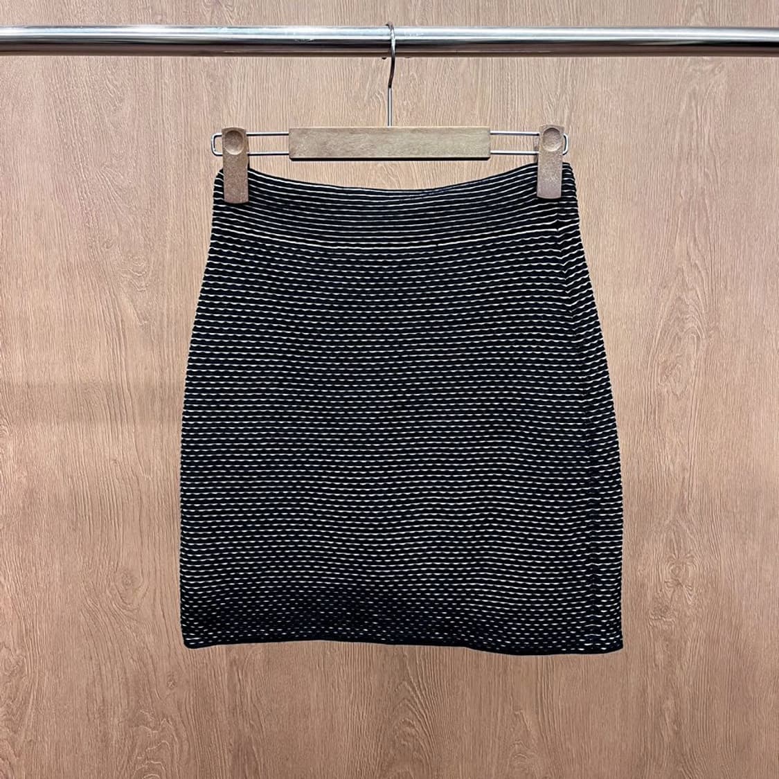 띠어리 미니 울 스커트 스판 밴딩 스트라이프 패턴 디테일 H라인 블랙 상품이미지3