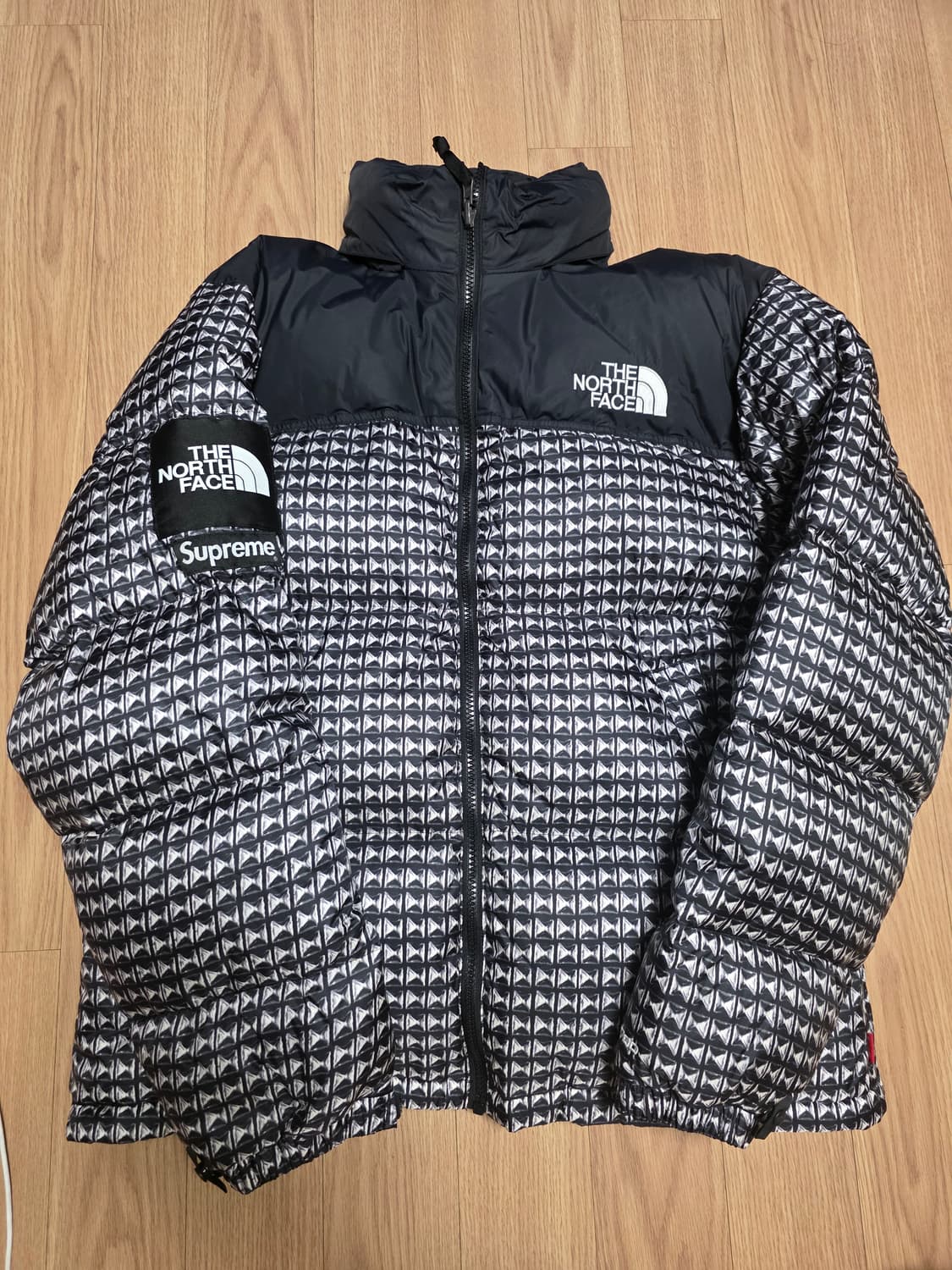 슈프림 X 노스페이스 스터드 눕시패딩 상품이미지1