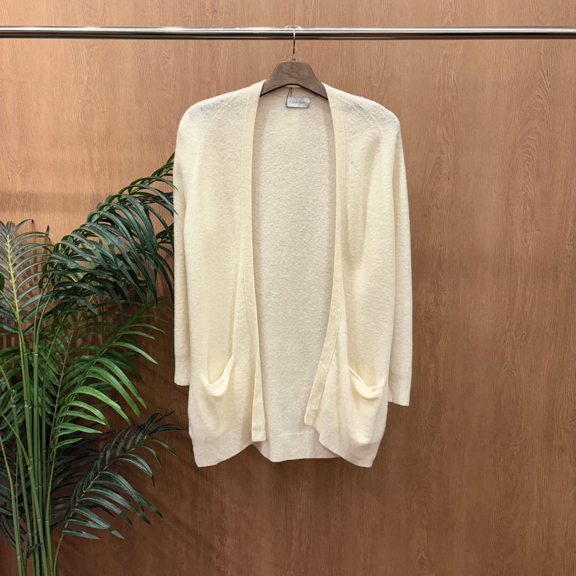 캘빈클라인 래글런 긴팔 니트 가디건 전면부 오픈 디테일 아이보리 상품이미지1