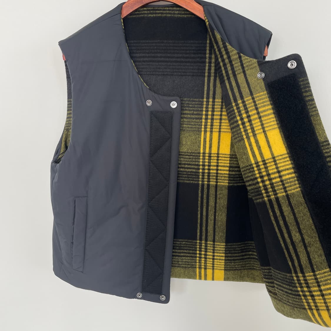 코스 x yeboah 체크 리버시블 길렛 블랙 옐로우 상품이미지5