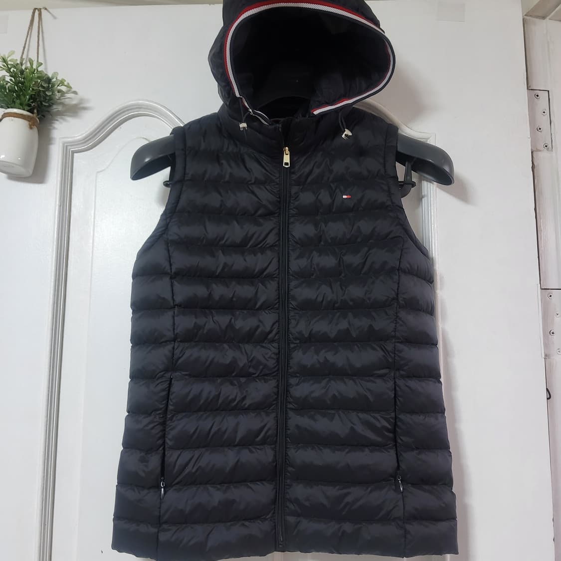 새상품 타미힐피거 후드 패딩 여성 조끼 블랙 모자탈부착 90 /28만-> 상품이미지1