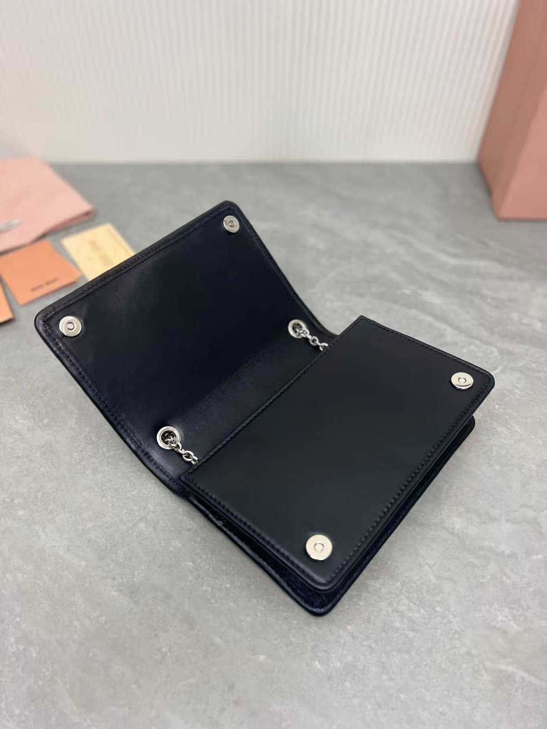 미우 미우 마테라쎄 나파 가죽 미니백 블랙 상품이미지3