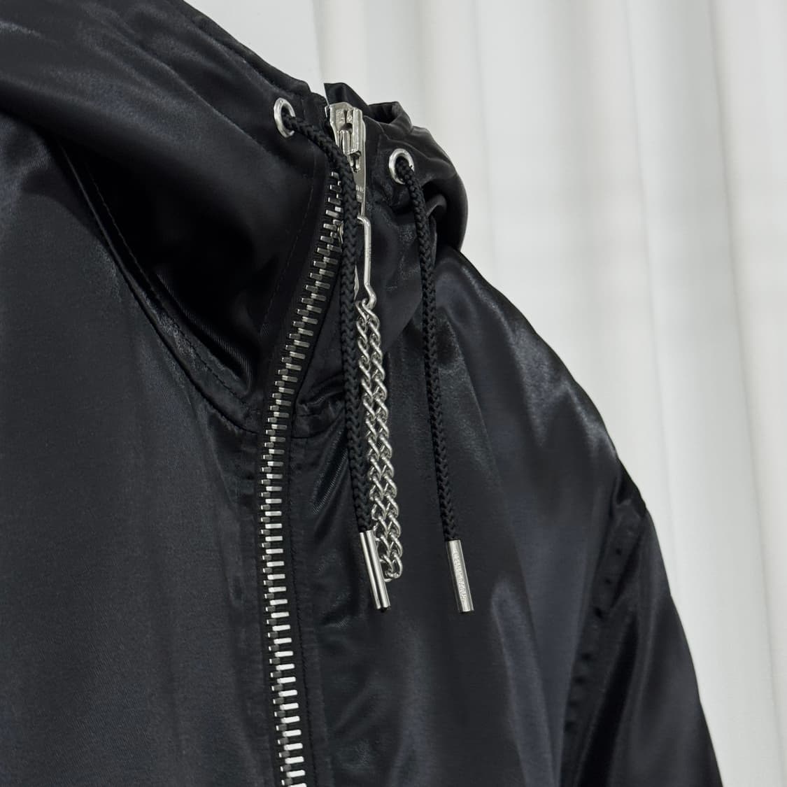 (105) 24FW 셀린느 백로고 후드 봄버 새틴 블랙 나일론 자켓 상품이미지9
