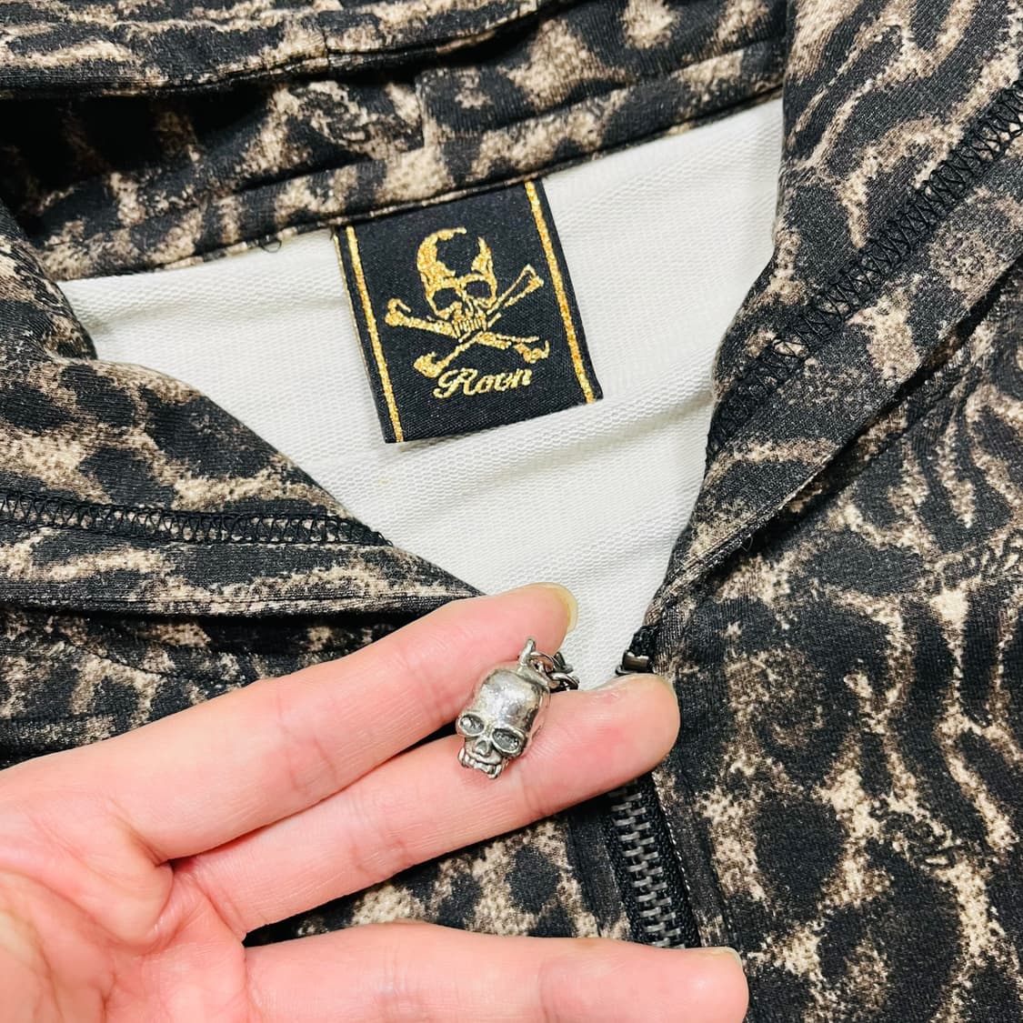 로엔 00s 레오파드 패턴 로고 스컬 링 후디 집업 상품이미지7