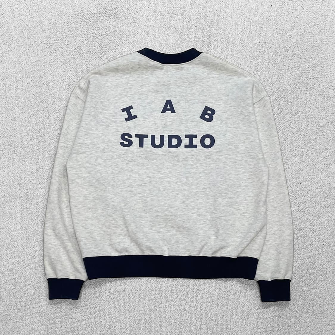 아이앱스튜디오 스펠 로고 스웨트셔츠 맨투맨 상품이미지1