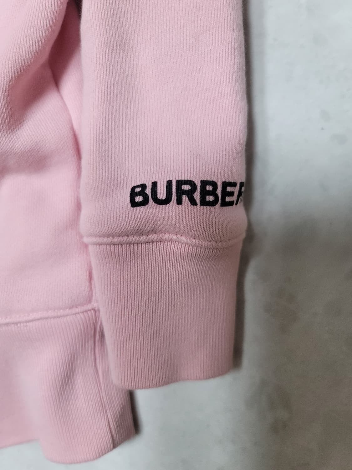 버버리 핑크 맨투맨 키즈140 정품

오른팔소매 약간의 오염 상품이미지3