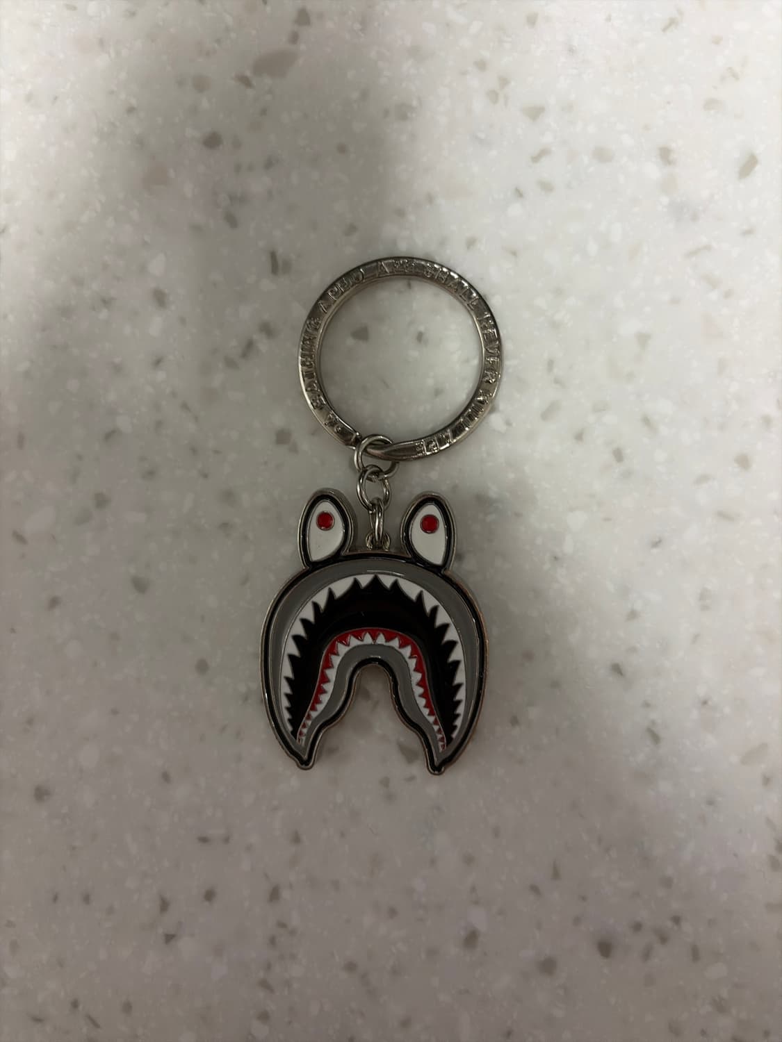 배이프 샤크 메탈 키링 상품이미지1
