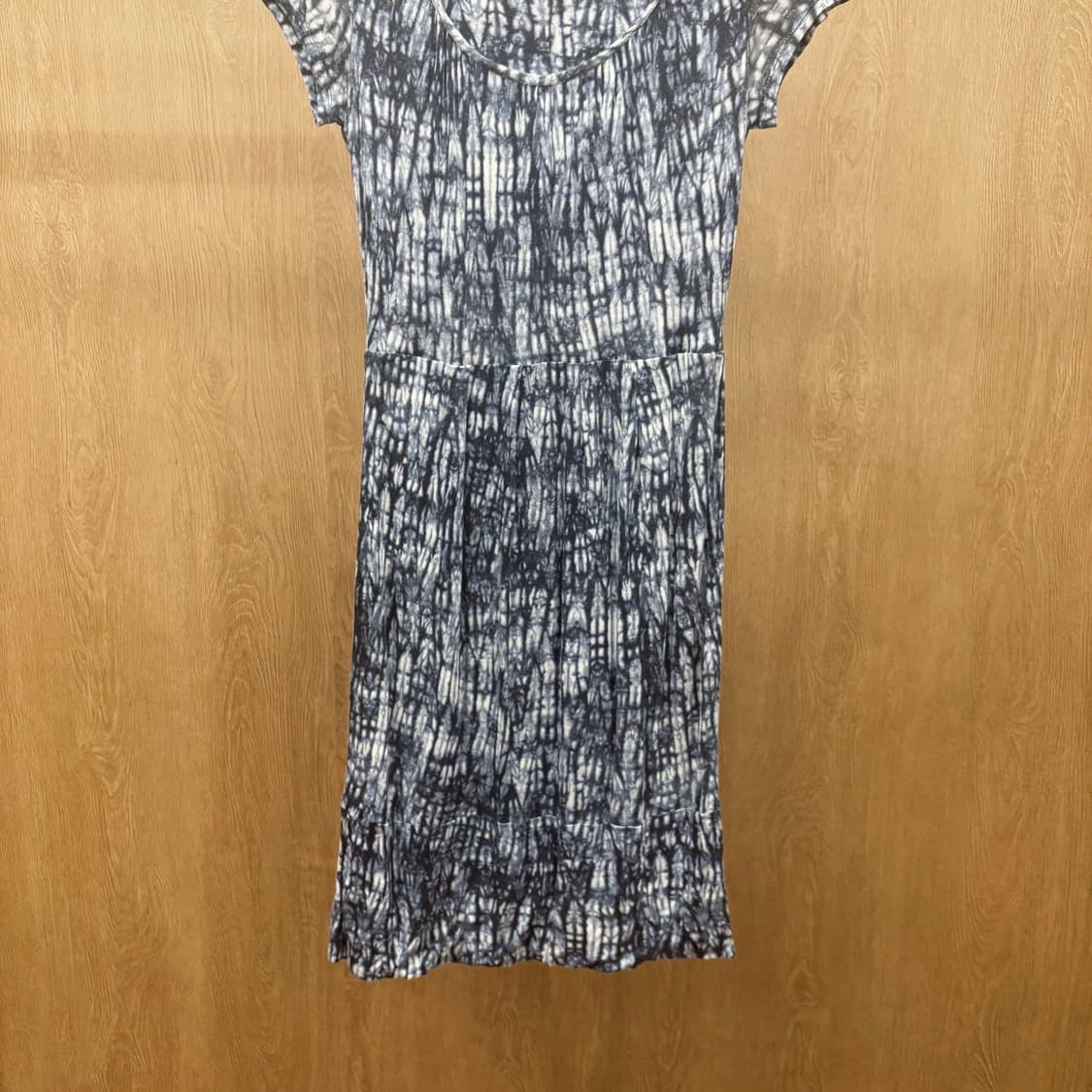 막스마라 위켄드 라운드넥 원피스 브러쉬 패턴 하단 티어드 디테일 블루 상품이미지5