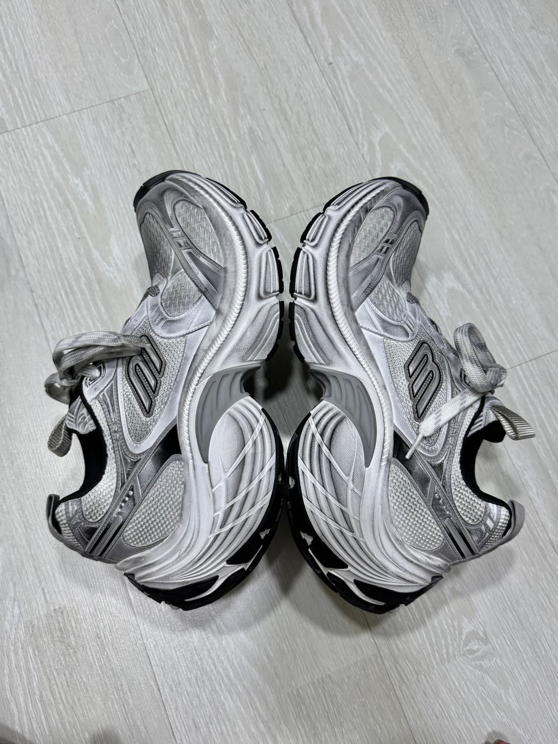 발렌시아가 10xl 화이트 42 사이즈 팝니다. 상품이미지4