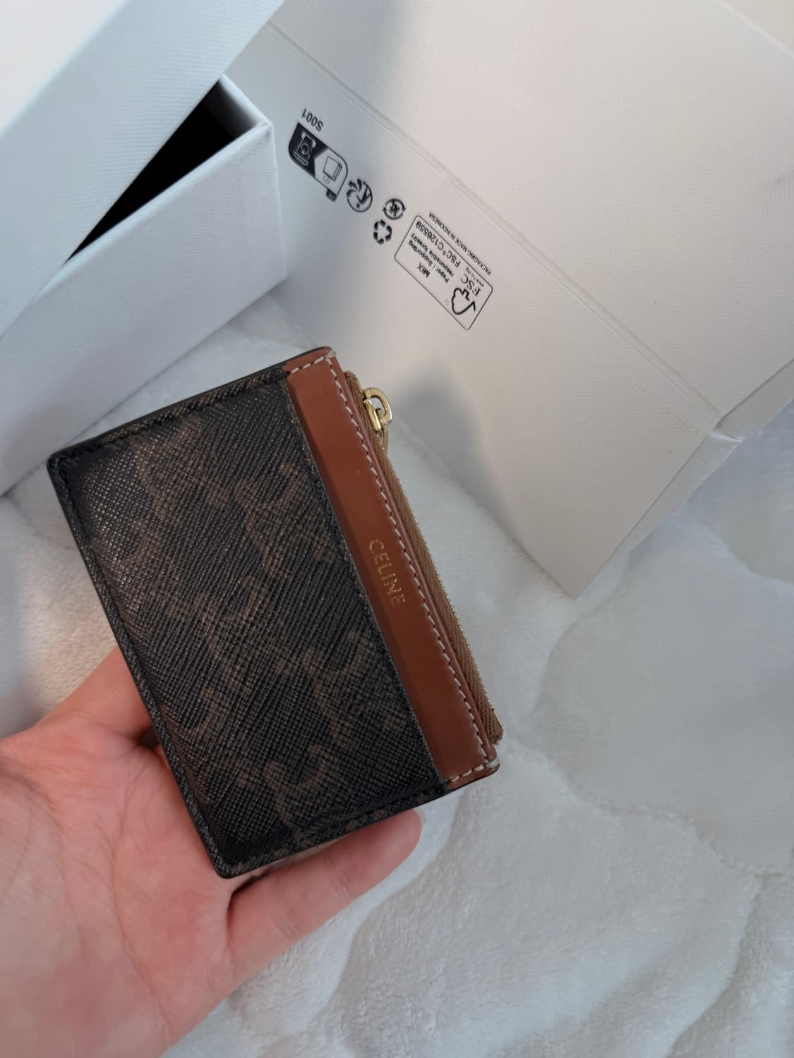 셀린느 트리옹프 캔버스 코인 컴팩트 윌렛 탄 지갑 상품이미지5