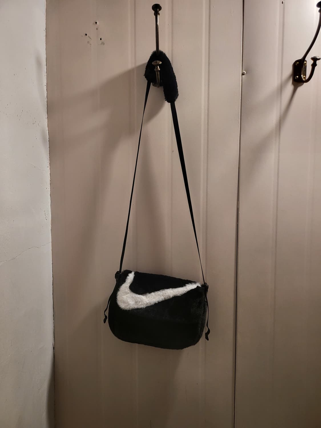 나이키 스우시 퍼 미니 크로스백 상품이미지2