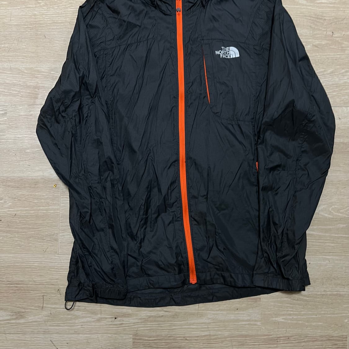 노스페이스 여성 로고 립스탑 바람막이후드 자켓 [블랙] S/90 상품이미지3