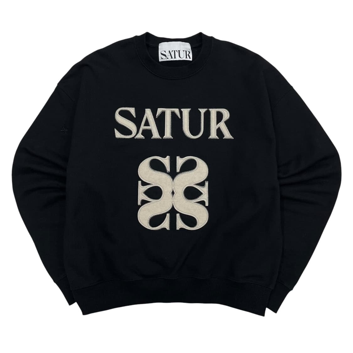 새터 패치로고 블랙 맨투맨 상품이미지2