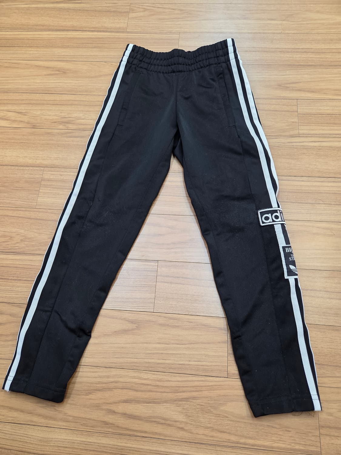 아디다스 아디브레이크 트랙 팬츠 130사이즈입니다. 블랙 색상에 흰색 삼 상품이미지1