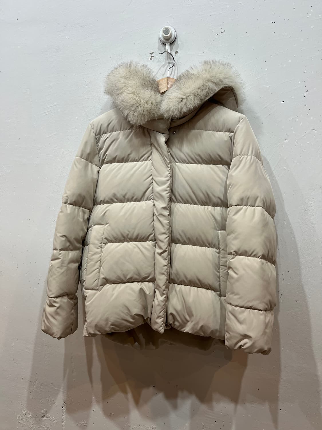 온앤온 구스다운 사가 폭스퍼 패딩 상품이미지1