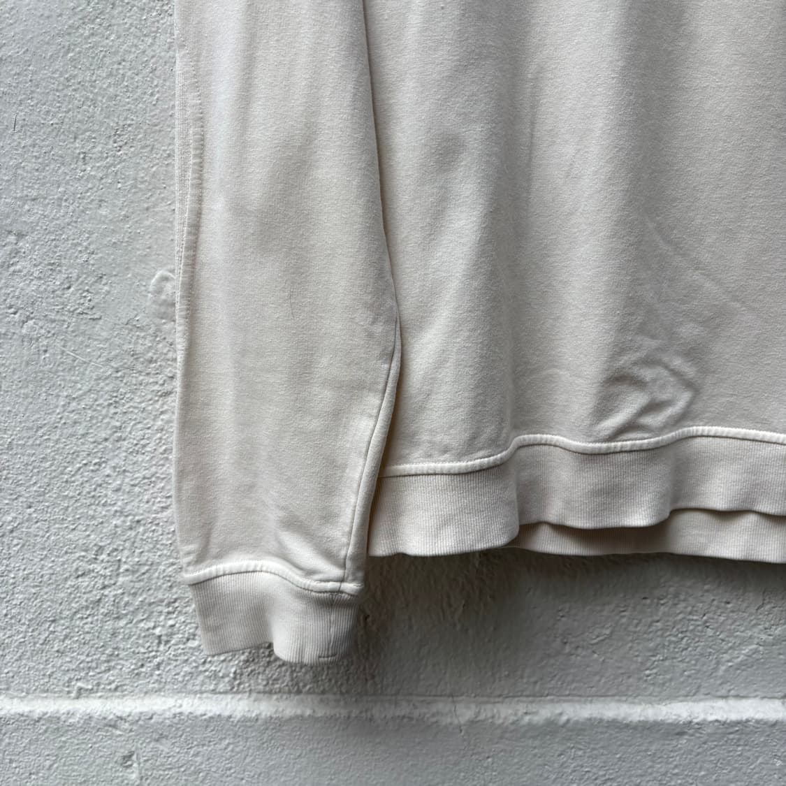 스톤아일랜드 고스트피스 화이트 뱃지 플리티드 스웻셔츠 상품이미지3