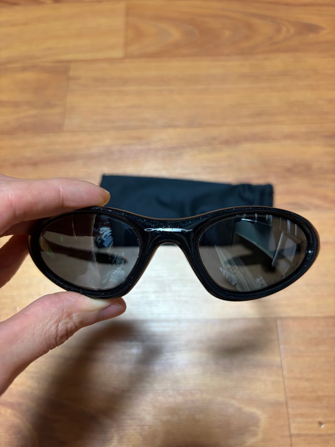 오클리 미뉴트 1.0 메탈릭블랙 상품이미지2