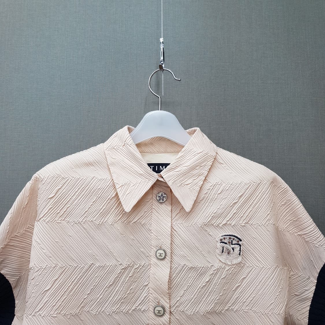 한섬 타임 2021 배색 립라인 텍스처 반팔 블라우스 F사이즈 상품이미지3