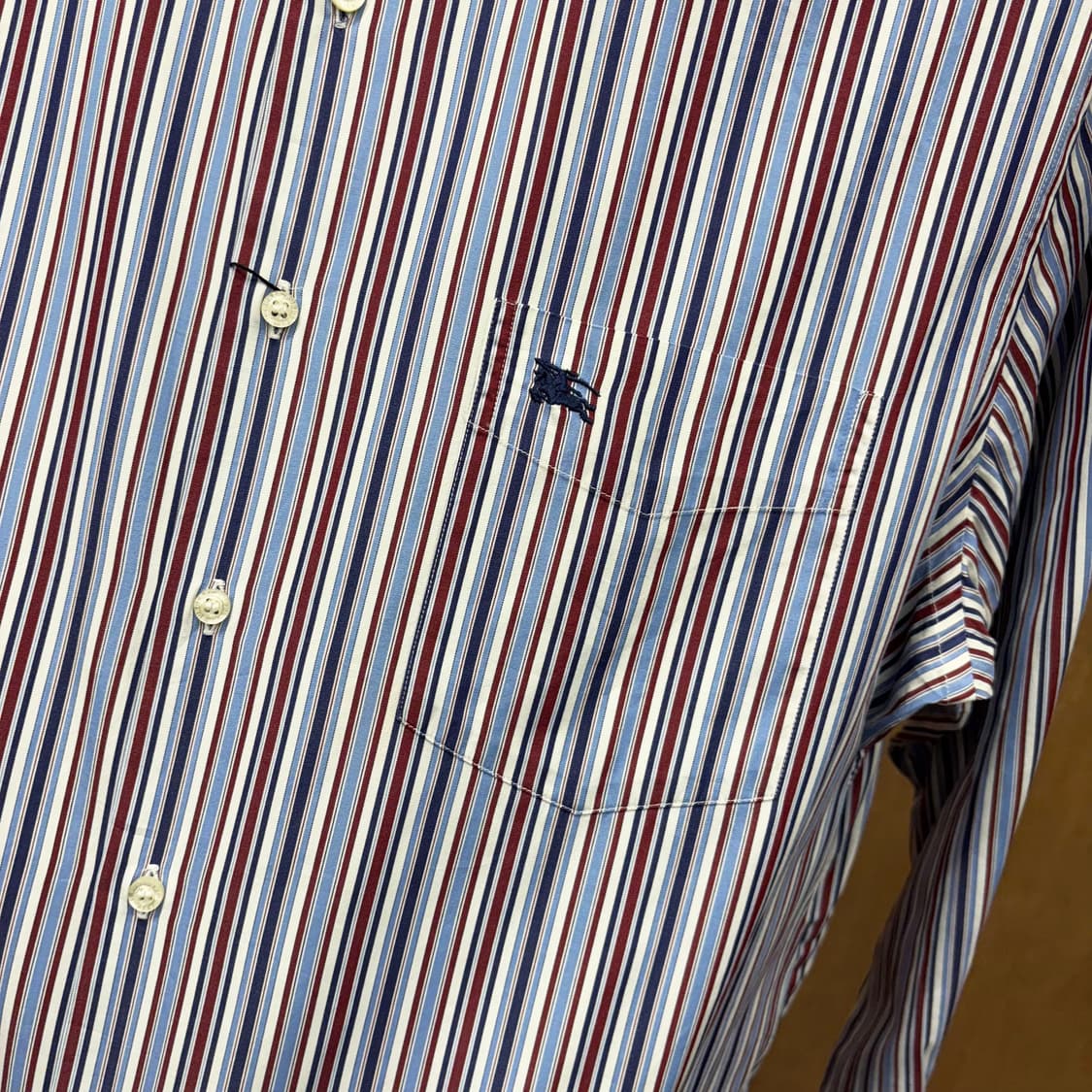 버버리 런던 코튼 긴팔 셔츠 스트라이프 패턴 자수 디테일 블루 버건디 상품이미지6