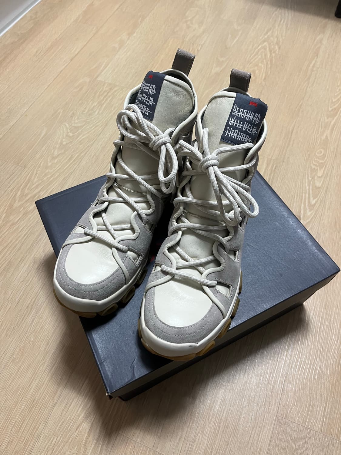 버나드윌헴 x 캠퍼 everest 풀박스 41 상품이미지2