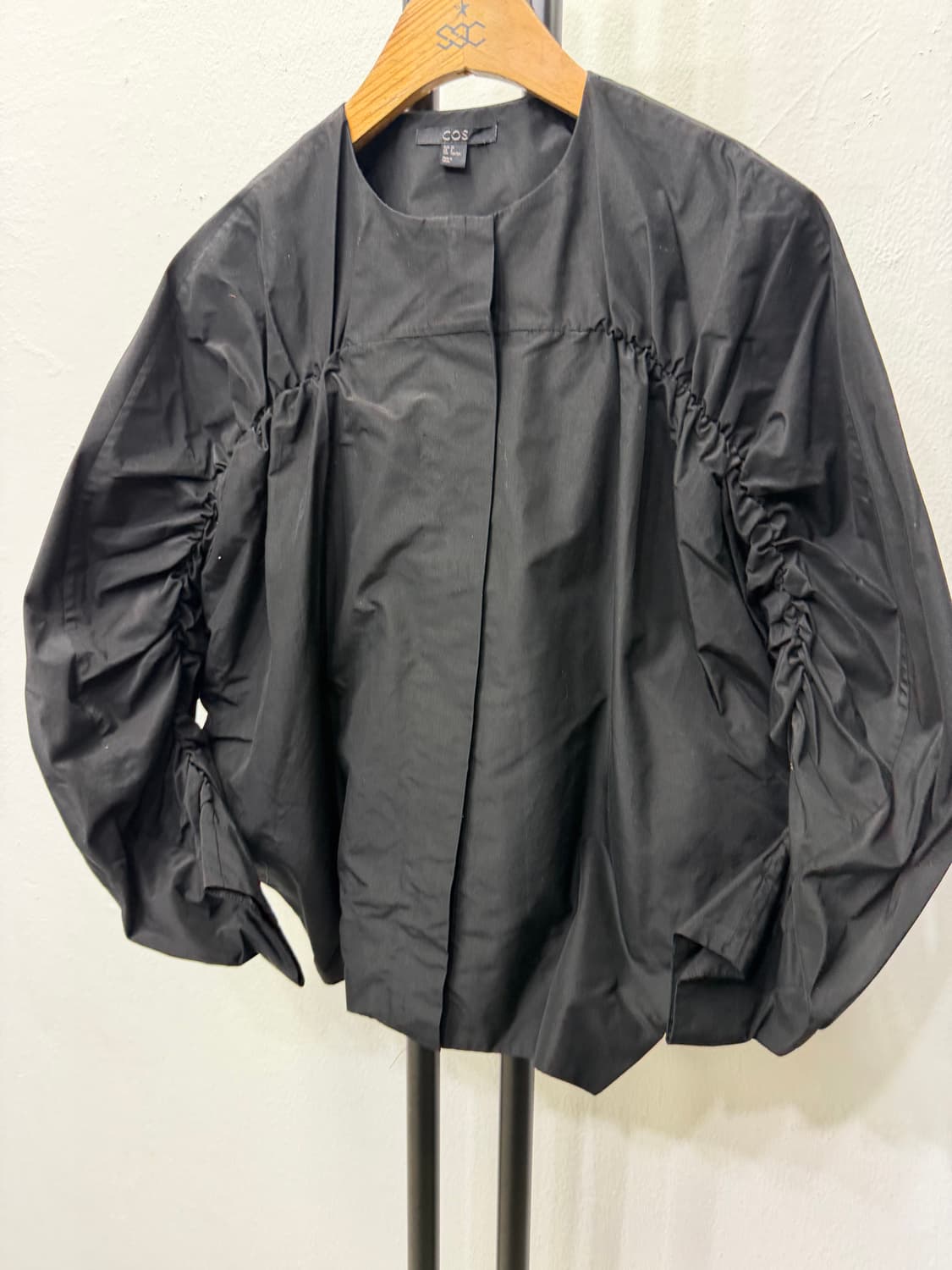 정품) COS 코스 여성 블랙 오버핏 셔링 자켓 32 상품이미지3