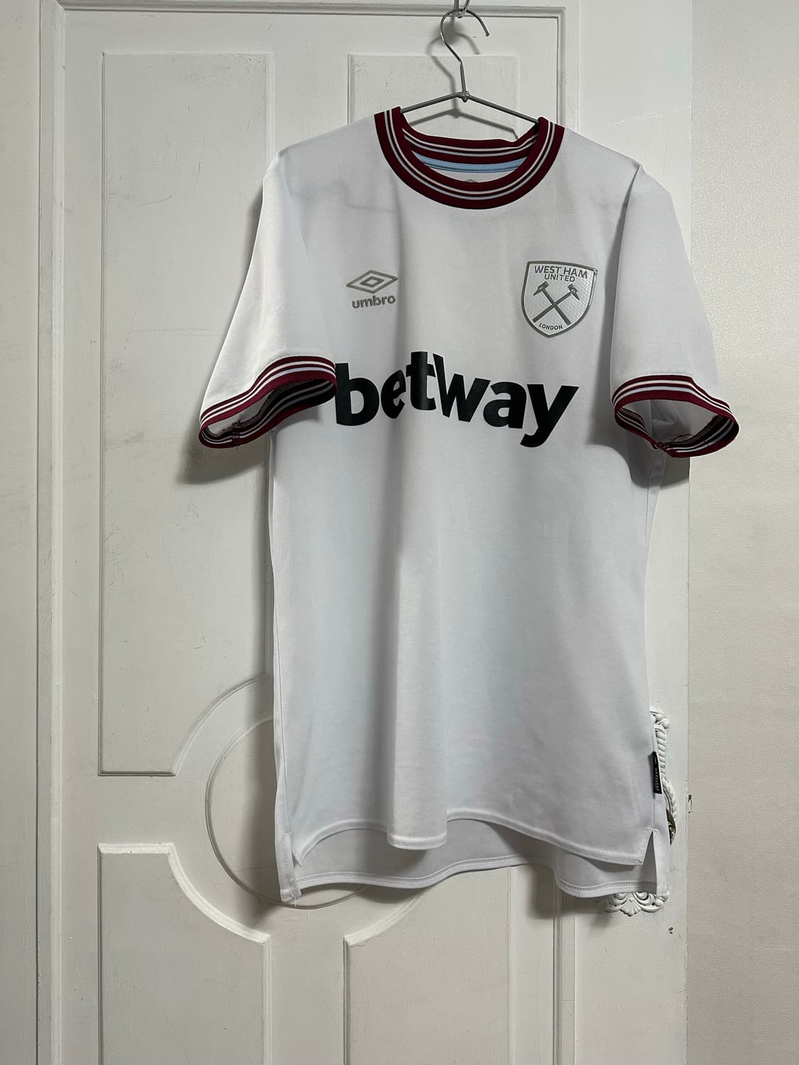 엄브로 23-24 웨스트햄 유니폼 상품이미지1