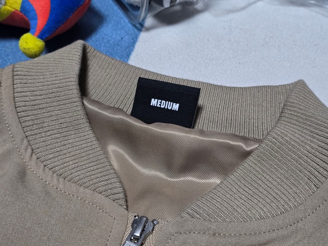 [M] REVENGE 리벤지 자수 봄버 베이지 상품이미지5