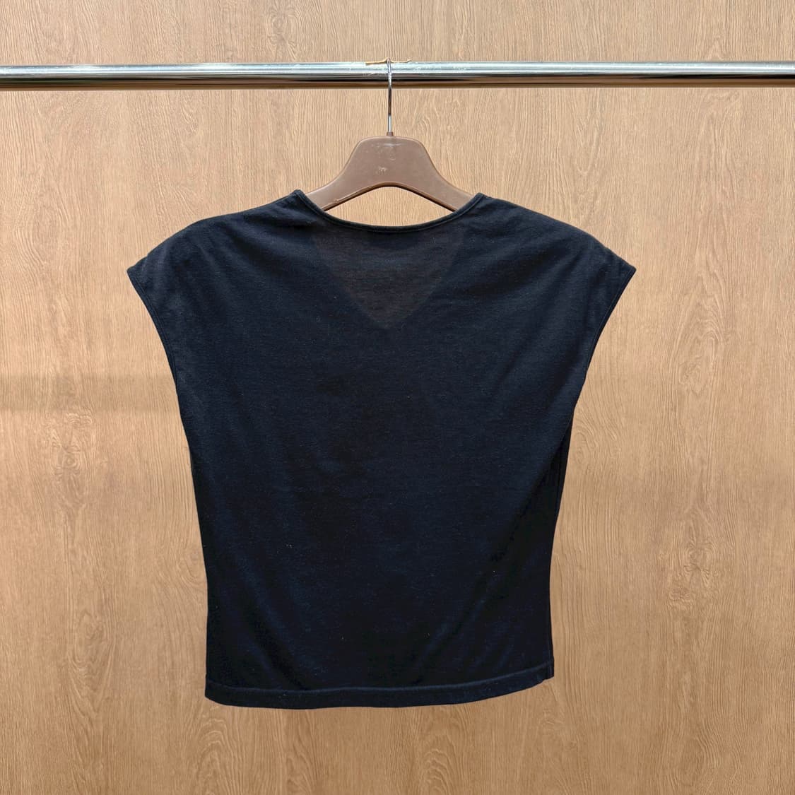 지방시 부티크 로고 브이넥 반팔 슬리브리스 로고 프린팅 디테일 블랙 상품이미지3