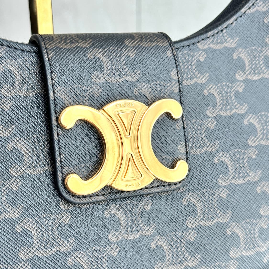 셀린느 트리옹프 아바백 미디움 상품이미지6