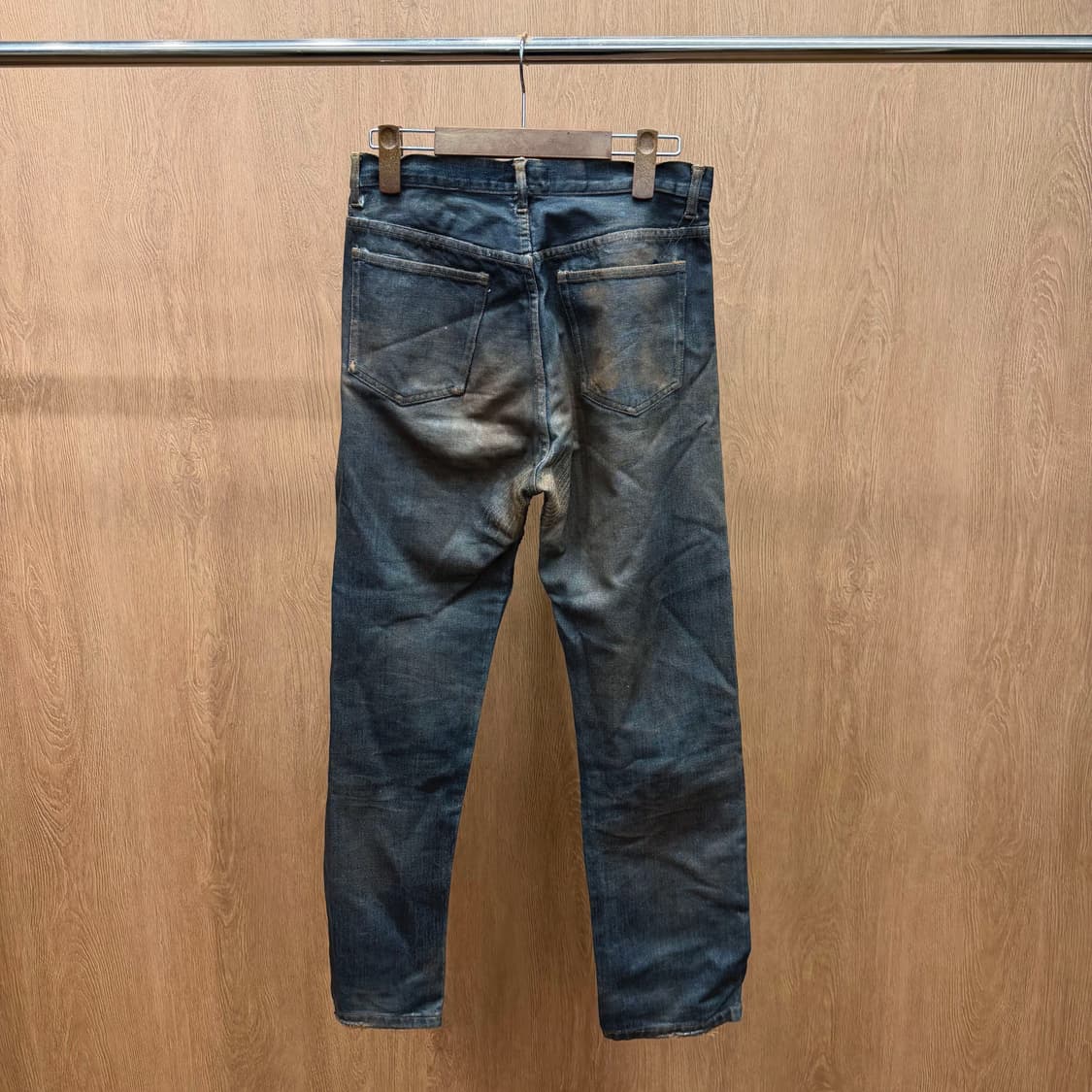 아페쎄 스트레이트핏 더티워싱 데님 팬츠 백포켓 로고 단추 디테일 진청 상품이미지3