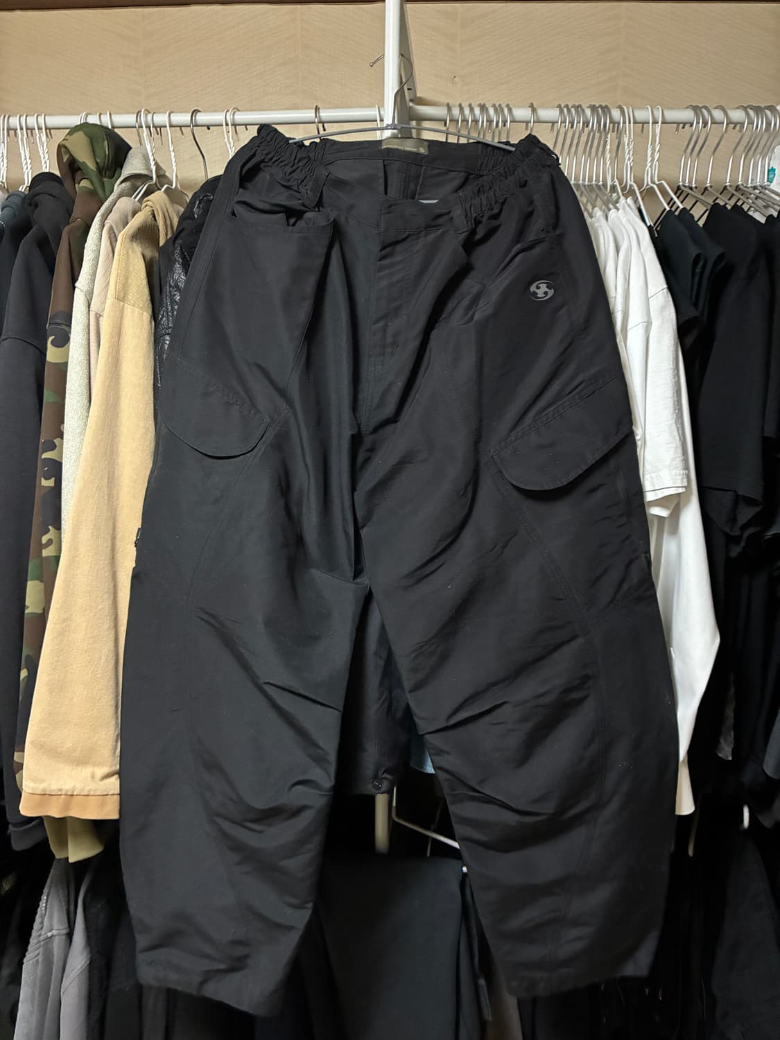 산산기어 핀턱 카고 팬츠 블랙 23FW 상품이미지1