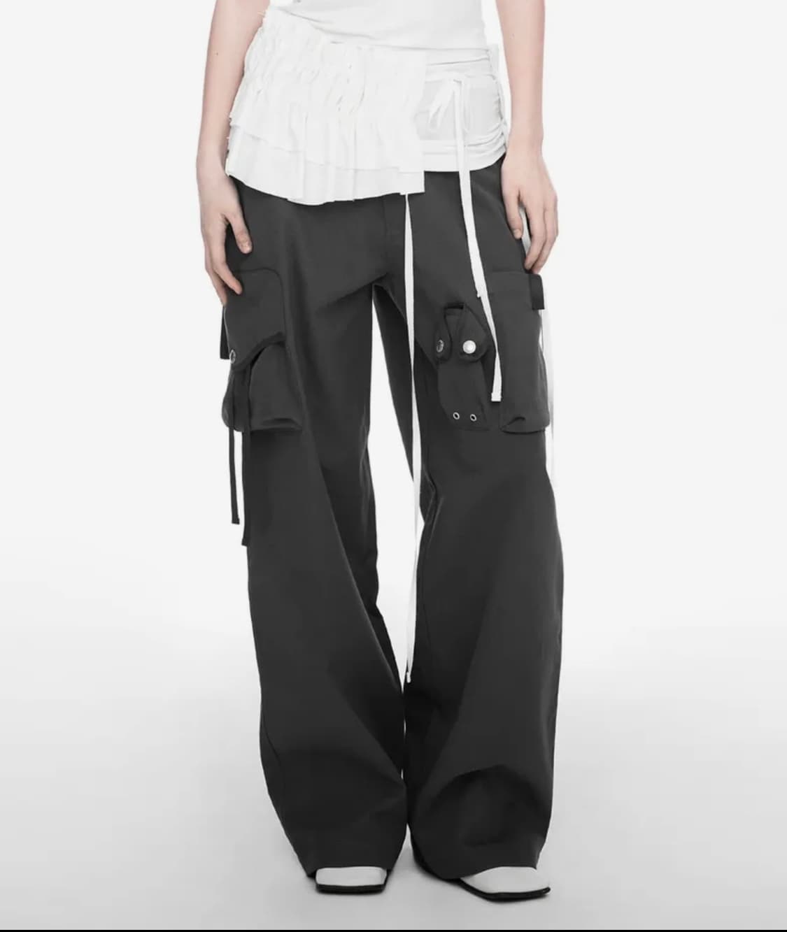 NACHE 나체 STRAP WIDE CARGO PANTS 차콜 상품이미지1