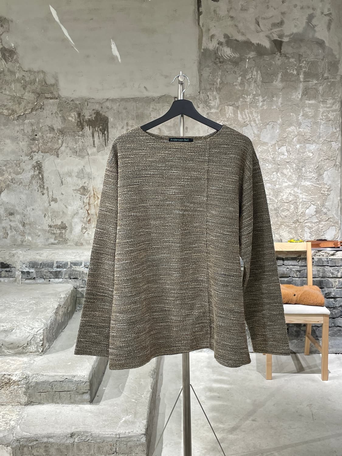 앤더슨벨 베이지 써머 부클 보트넥 풀오버 상품이미지1