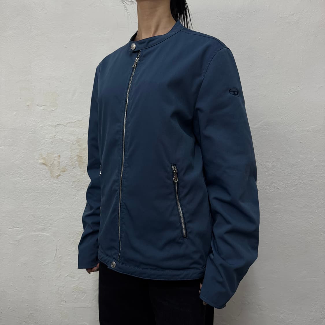 디젤(DIESEL) 블루 슬리브 서클로고 가공 나일론 글로리 라이더 자켓 상품이미지1