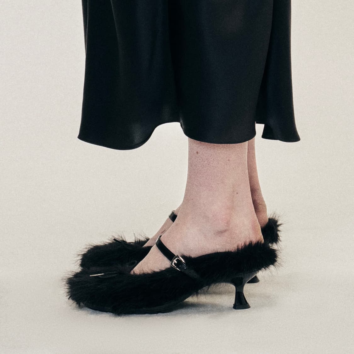 [38]시몬로샤 25fw Faux Fur Grip 뮬 힐/블랙 상품이미지1