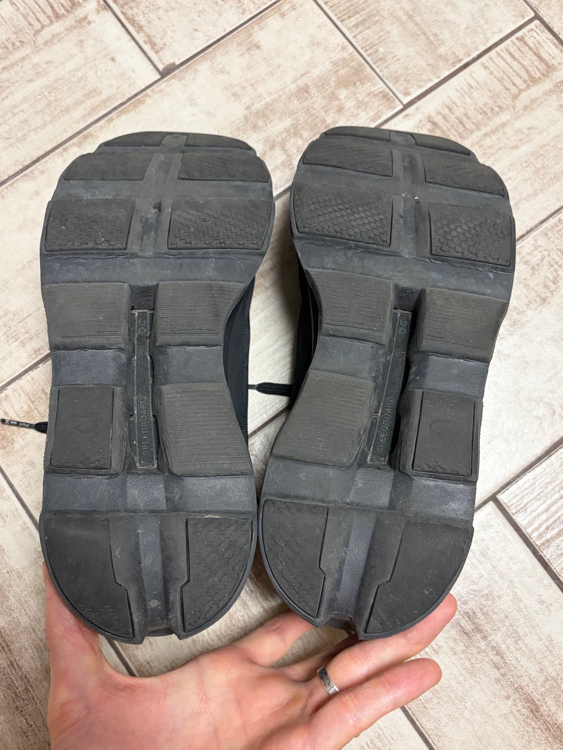 온러닝 클라우드 몬스터 1 올블랙 285사이즈 B급 상품이미지4