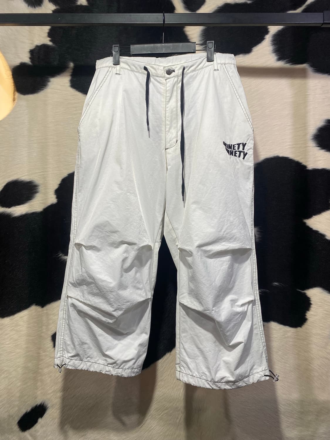 9090 백포켓 자수 디테일 나일론 핀턱 팬츠 상품이미지3