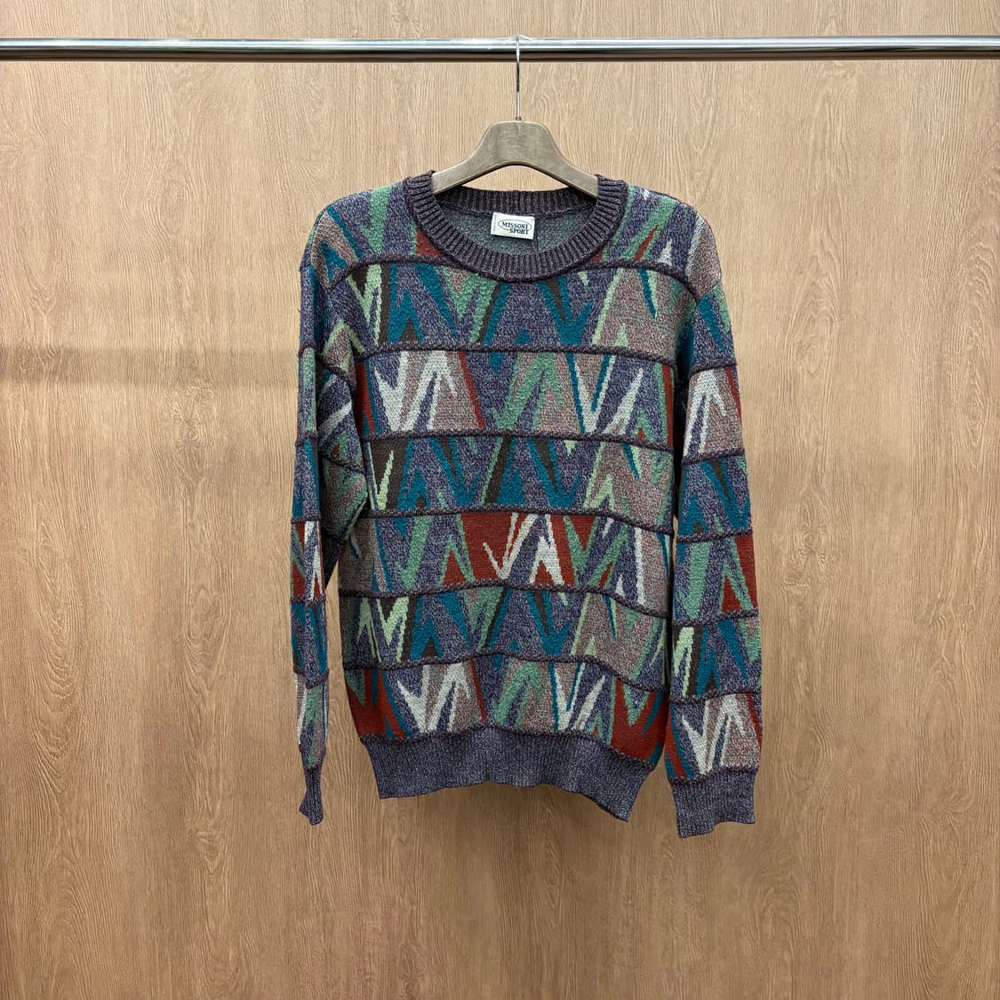 미쏘니 스포츠 니트 V자형 패턴 리브 마감 기하학 디테일 카키 상품이미지2