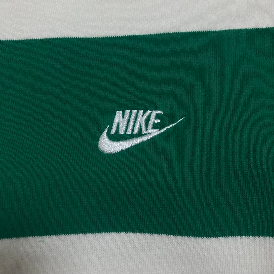 나이키 퓨추라 스몰 로고 단가라 믹스 컬러 맨투맨 상품이미지2