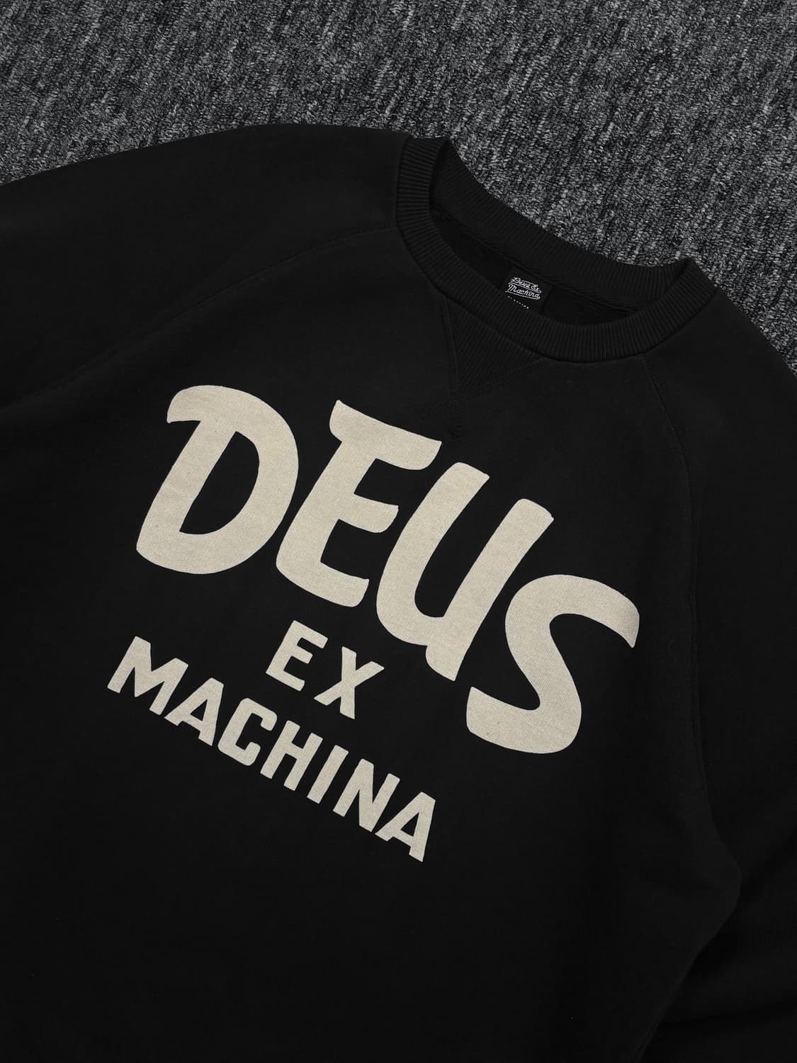 데우스 엑스 마키나 빅로고 블랙 맨투맨 상품이미지4