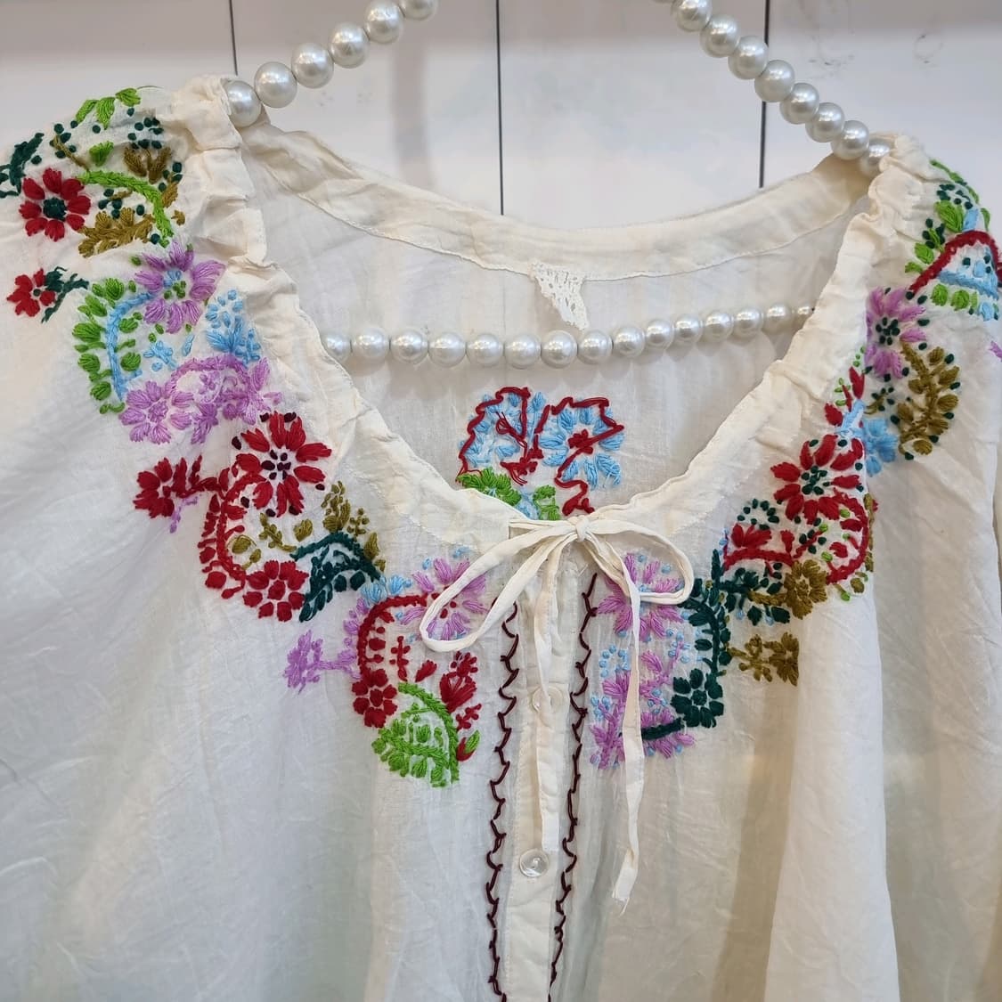 케이프형 자수 블라우스 상품이미지2