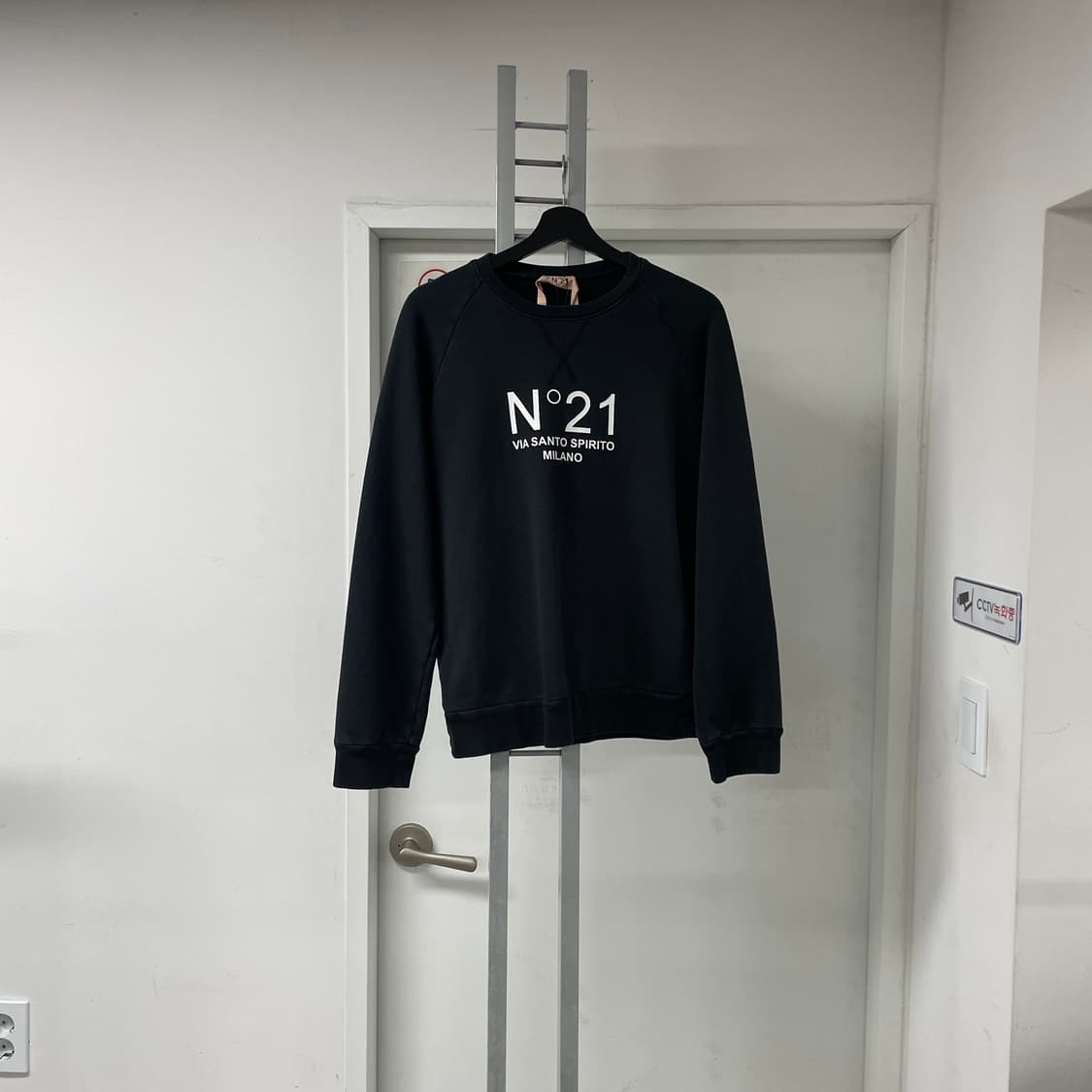 N21 누메로벤투노 블랙 맨투맨 40 상품이미지1