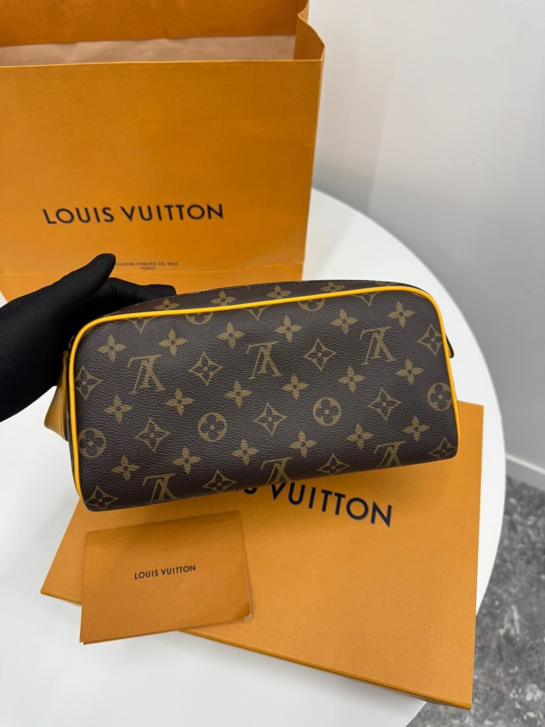[백화점] 루이비통 돕 키트 토일렛 파우치 사프란 옐로우  상품이미지4