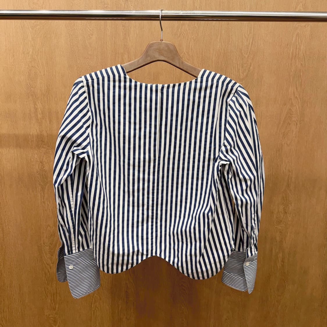 렉토 보트넥 스트라이프 블라우스 웨이브 밑단 디테일 레귤러핏 아이보리 상품이미지3