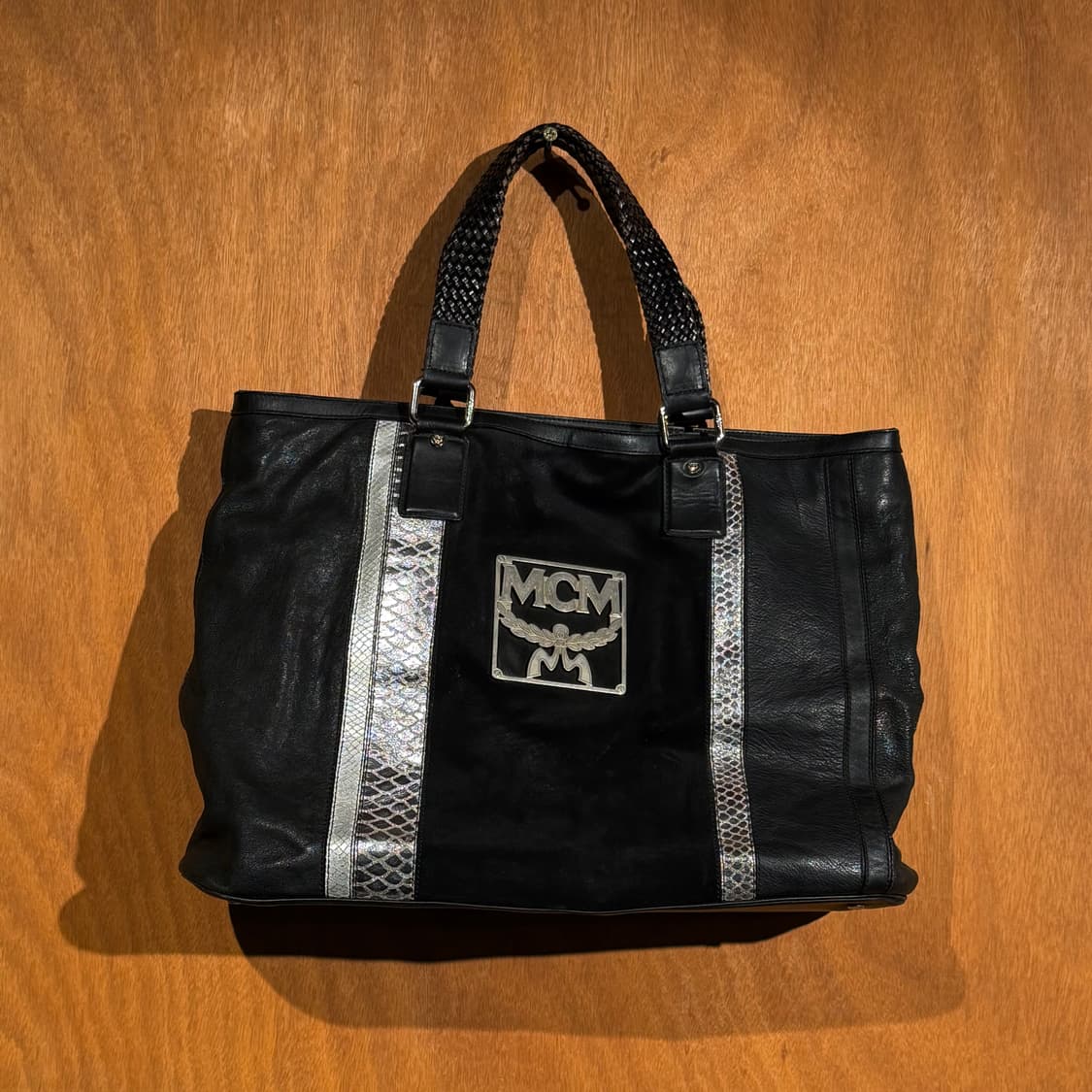 MCM 이태리 메탈로고 가죽 토트백 상품이미지1