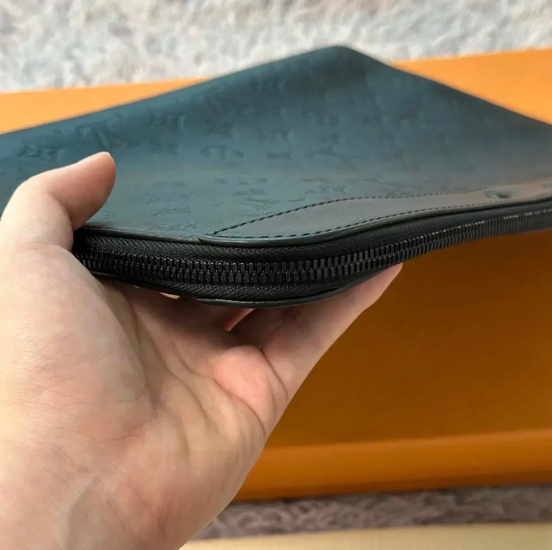 [풀구성] 루이비통 이클립스 쉐도우 도큐먼트 포쉐트 주르 클러치 상품이미지7